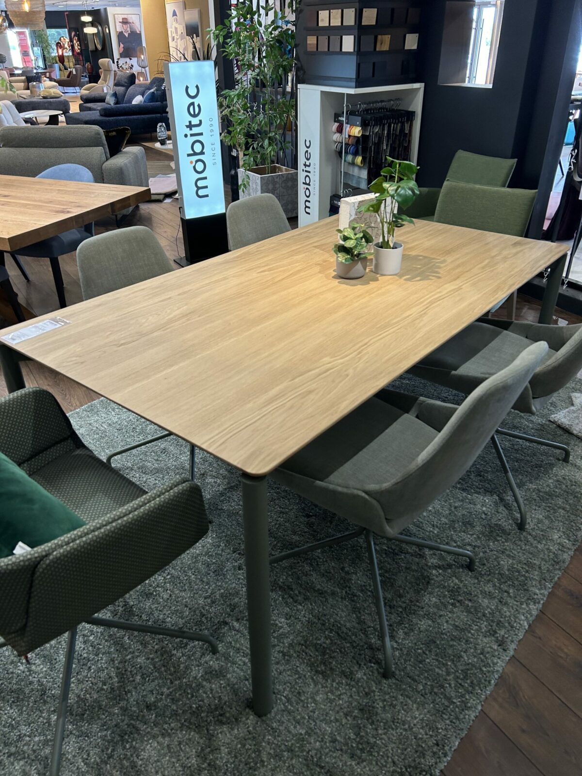 Tendances 2024 en ameublement : mobitec - table à manger moderne - Meubles Finel