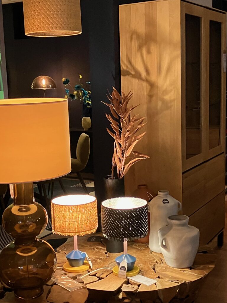 Meuble Finel : découvrez les tendances 2024 ameublement : lampe design manche