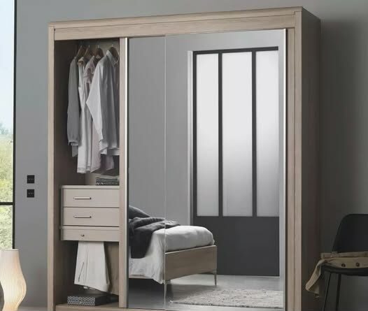 armoire sur mesure à l'intérieur d'une chambre